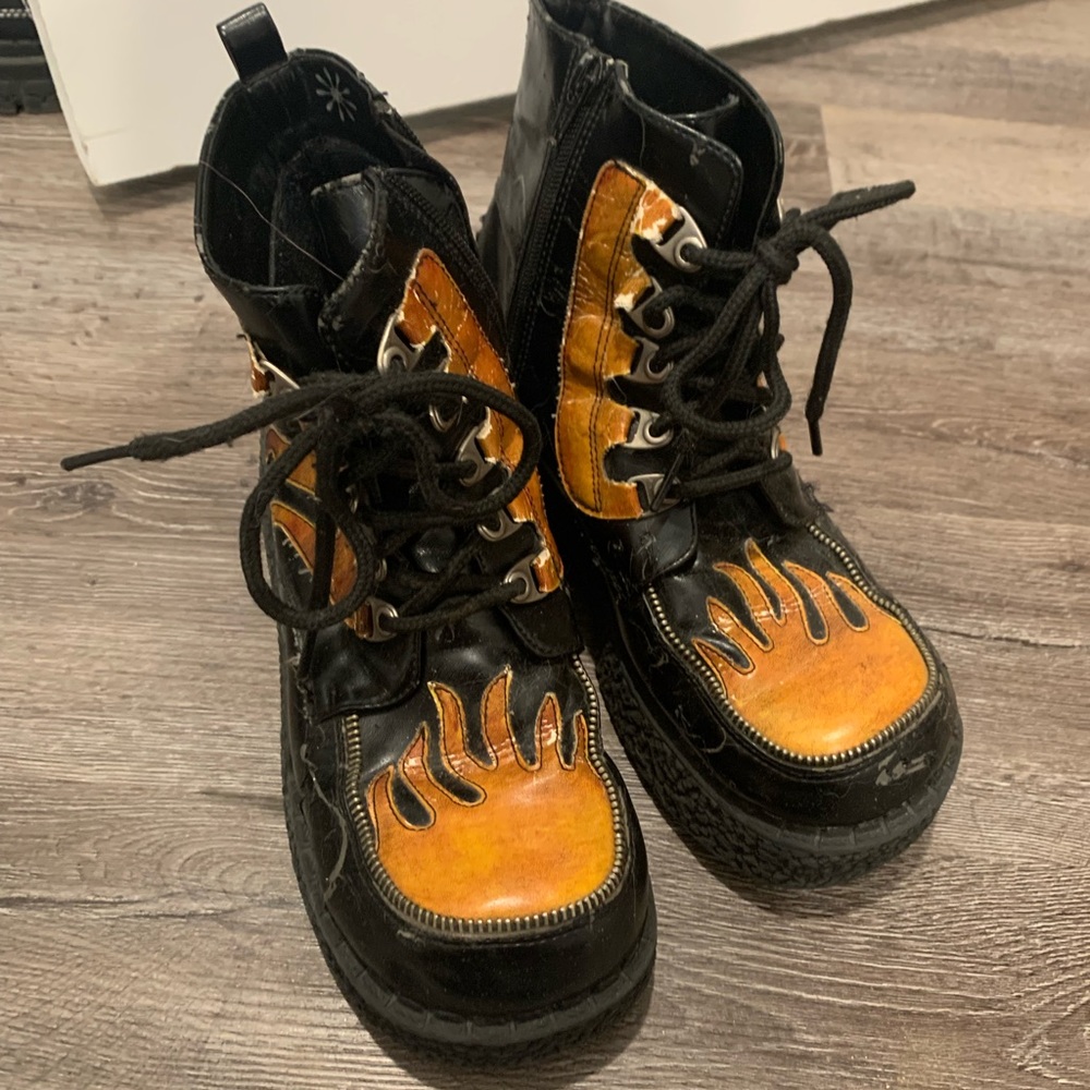 delias vintage fire boots